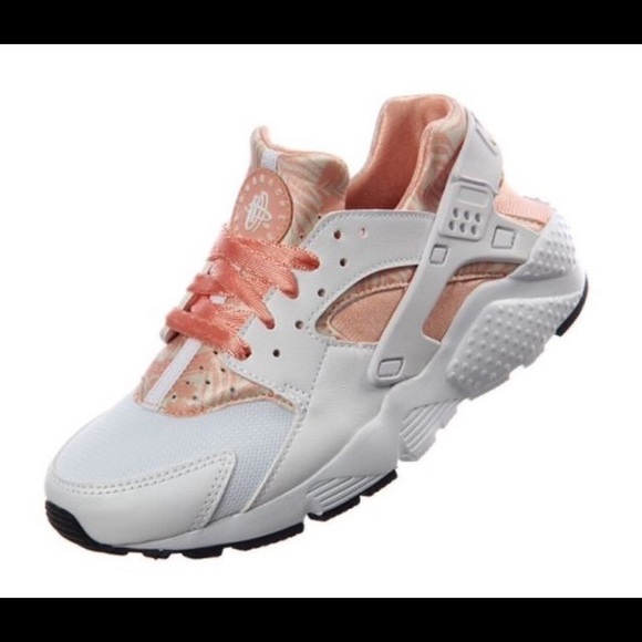 Nike Shoes - Nike 🌸 Huarache Run Print